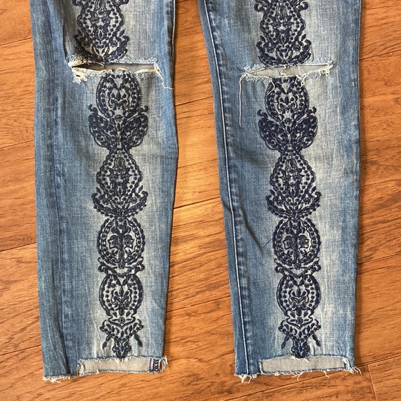 BLANK NYC rare embroidered distressed jeans with slit knees and frayed hems - Picture 9 of 12